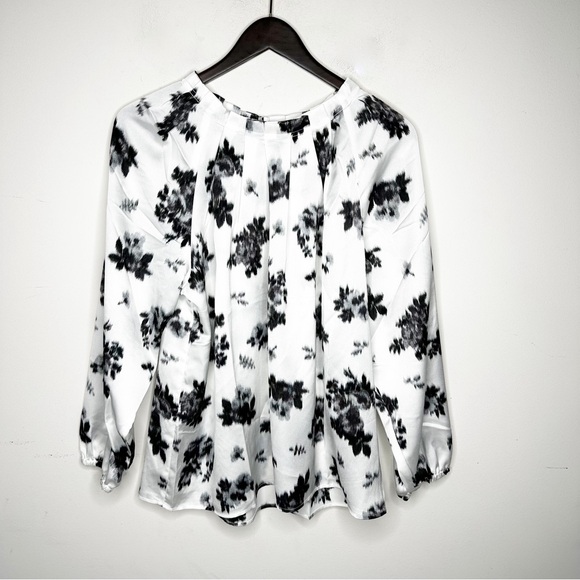 Ann Taylor Ikat Floral Pleat Neck Top Black & White Size Medium - Picture 3 of 10
